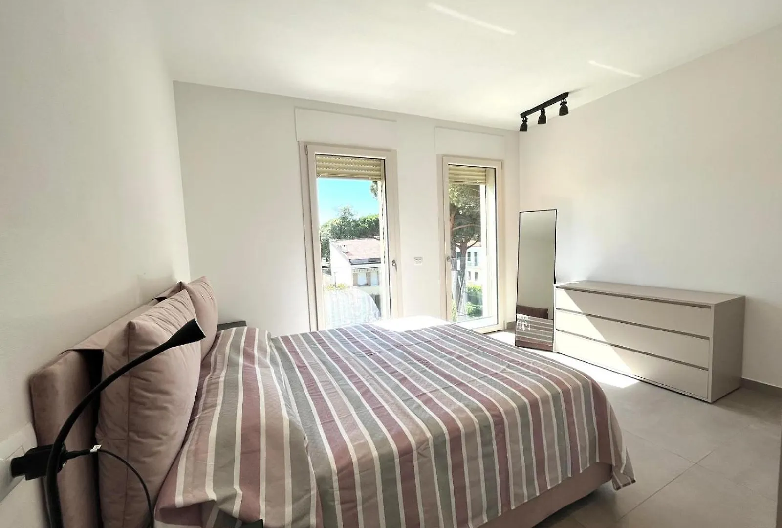 Vittoria Apartament Tirrenia 0*,
